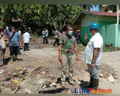 Hasim Turun Langsung Ikut Bekerja Perbaiki Jalan di Karang Anyer