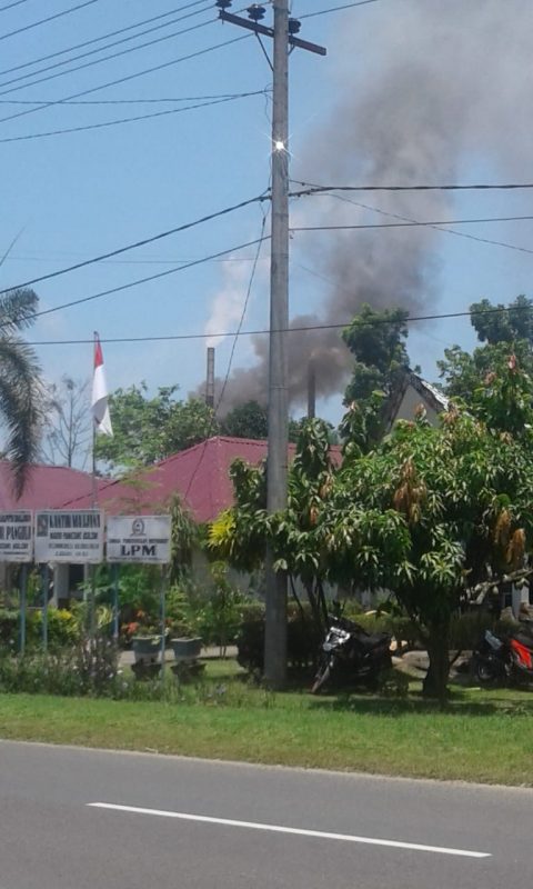 (Kiri) Tampak Keluar asap Hitam dari Corong, diduga dari PT. Rafi Tehnik. Foto: Nafi Siregar.