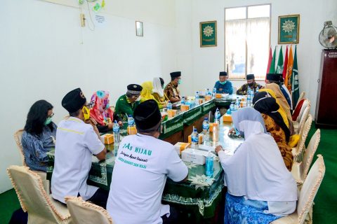 Ir Asner Silalahi MT dan dr Susanti Dewayani SpA berdiskusi dengan Ketua PD Muhammadiyah Kota Pematangsiantar M Amin Siregar bersama pengurus lainnya. Foto: Dok. Istimewa.