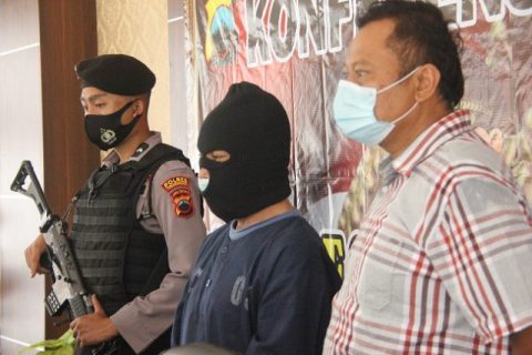 Polisi menunjukkan tersangka kasus pencabulan, MS (40), di Mapolres Temanggung. Foto: Istimewa
