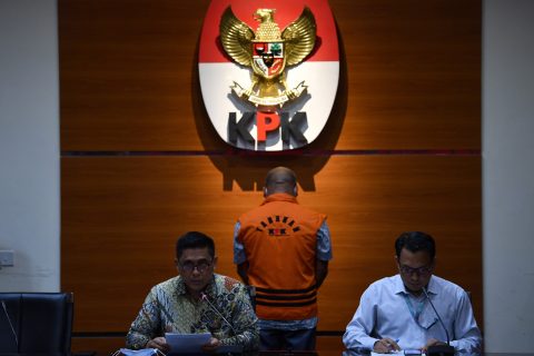 Deputi Bidang Penindakan KPK Karyoto (kiri) didampingi Plt Juru Bicara KPK Ali Fikri (kanan) menyampaikan konferensi pers penetapan dan penahanan tersangka selaku Kepala Badan Pengelola Pendapatan Daerah Kabupaten Labuhanbatu Utara, Agusman Sinaga (tengah). Foto: medcom.id