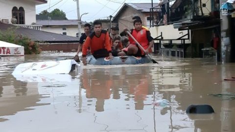 Tim SAR menyusuri banjir menggunakan perahu karet di Kota Medan, Sumatera Utara, Jumat (4/12). Foto: Dok. Istimewa