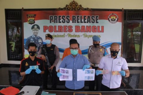 Kasat Reskrim Polres Bangli, Bali, AKP Androyuan Elim saat menunjukkan barang bukti. Foto: Istimewa.