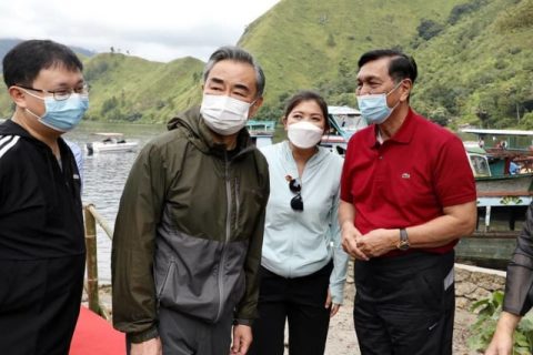 Menko Marves Luhut Binsar Panjaitan saat berbincang denan Menlu China Wang Yi di Danau Toba, Sumatera Utara, Rabu (13/1/2021). Foto: Instagram/@luhut.pandjaitan