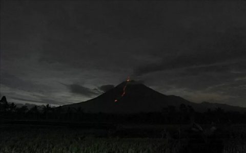 Aktifitas gunung Semeru di malam hari, Sabtu, (16/01/2021). Foto: Antara.