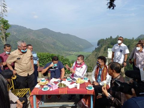 Kegiatan Sandi saat berada Adian Nalombuk Kabupaten Toba Foto: Rahmat Utomo/kumparan