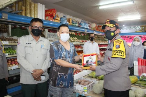 Kapolres Pematangsiantar (kanan) Berikan Penghargaan Kepada Karyawan Toko Buah Harum Manis. Foto: Istimewa.