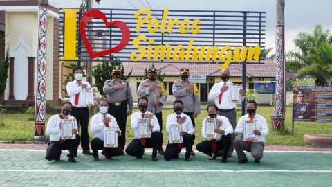 Foto bersama dengan Kapolres Simalungun, usai diberikan Penghargaan kepada Personil yang berprestasi. Foto: Humas Polres Simalungun.