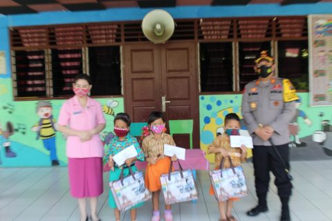 Kapolres Pematangsiantar AKBP Boy Sutan Binanga Siregar,S.I.K bersama ketua Bhayangkari Cabang Pematangsiantar Ny. Fifi Boy Siregar saat memberikan Reward kepada 3 anak TK pemenang lomba menggambar. Selasa, (16/03/2021). Foto: Dok. Polres Siantar.