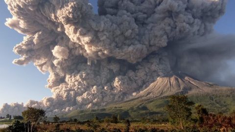 Gunung Sinabung menyemburkan material vulkanik saat erupsi di Desa Kuta Rakyat, Naman Teran, Karo, Sumatera Utara, Selasa (2/3/2021). Foto: Sastrawan Ginting/ANTARA FOTO