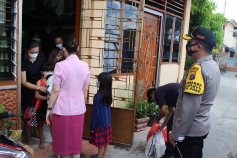 Kapolres Siantar dan Bhayangkari Cabang Polres Siantar saat Kunjungi Kediaman Febri Saragih orang tua Ferederica Anisa Saragih Murit TK Bhayangkari 06 Pematangsiantar. Jumat, (02/04/2021) Foto: Dok. Polres Pematangsiantar.