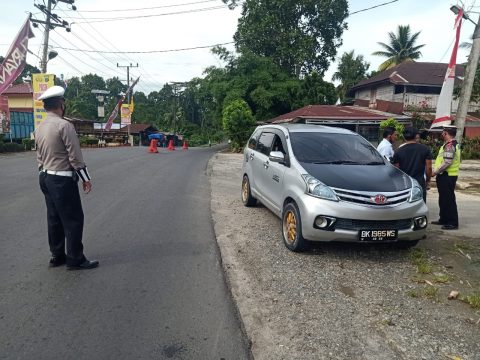 Petugas Kepolisian Polres Tebing Tinggi saat melangsungkan Pos Pam Kegiatan Rutin Yang Ditingkatkan (KRYD). Foto: Roy. Selasa, (18/05/2021).