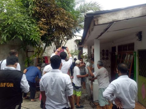 Tim Labfor Polda Sumut saat melakukan Olah TKP di Rumah korban teror OTK. Foto: Redaksi. Senin, (31/05/2021).