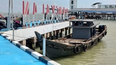 Kapal kayu yang mengangkut 13 ton minyak ilegal diamankan di dermaga Mako Lanal Tanjungbalai Karimun. Foto: Khairul S/kepripedia.com