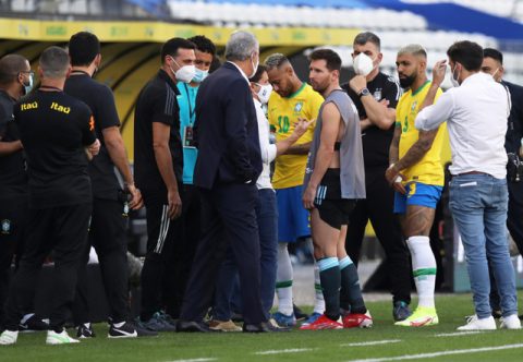 Pemain Argentina Lionel Messi dan pemain Brasil Neymar saat interupsi di Kualifikasi Piala Dunia di Arena Corinthians, Sao Paulo, Brasil. Foto: Amanda Perobelli/Reuters