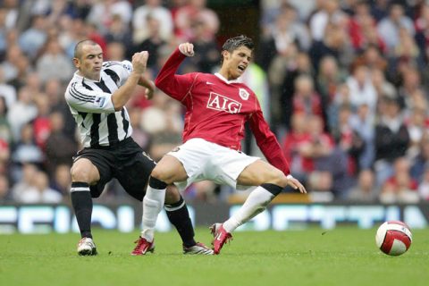 Pemain Manchester United Cristiano Ronaldo saat melawan Newcastle United di Old Trafford, Manchester, pada 1 Oktober 2006. Foto: PAUL ELLIS / AFP