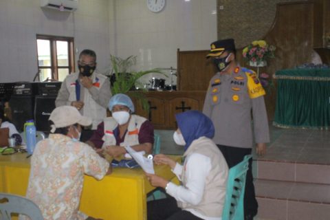 Kapolres Serdang Bedagai saat cek Pelaksanaan Vaksinasi Massal Dosis I dan Dosis II. Foto: Dok Istimewa.