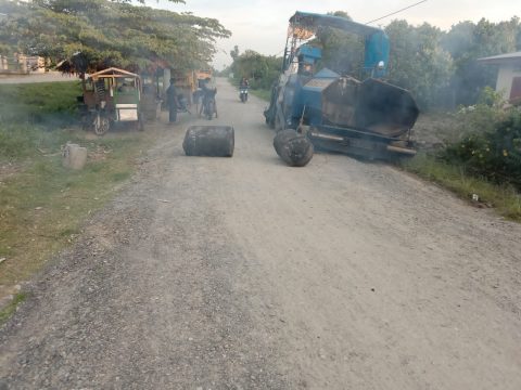 Proyek Pengaspalan Jalan di Desa Kuta Baru, Kabupaten Serdang Bedagai. Foto: Roy Mansyah.