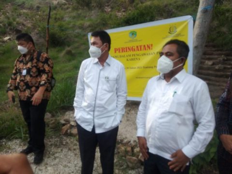 Keterangan foto : Wakil Ketua KPK, Nawawi Pomolango di Dampingi Bupati Manggarai Barat, Edy Endi di Pulau Kelor (Foto : Ist)