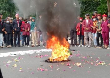 Aksi Bakar Ban Cipayung Plus Kota Pematang Siantar. Foto: AS.