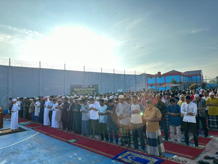 Lapas Narkotika bersama Warga Binaan Pemasyarakatan beragama Islam saat menggelar Sholat Bersama. Foto: Lapas Narkotika.