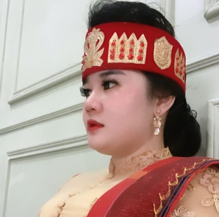 Nazwa Revita saat mengenakan kostum baju adat Batak Toba. Foto: Dok Nazwa Revita.