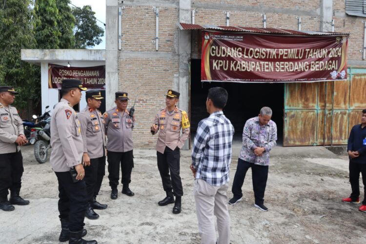 Kapolres Sergai saat turun langsung cek Gudang Logistik KPU Sergai. Foto: Dok. Polres Sergai.