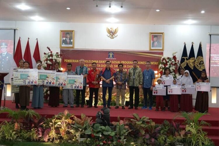 Kementerian Hukum dan HAM saat memberikan Bantuan Dana Pendidikan Program Indonesia Pintar di Sumatera Utara. Foto: Dok. Istimewa.