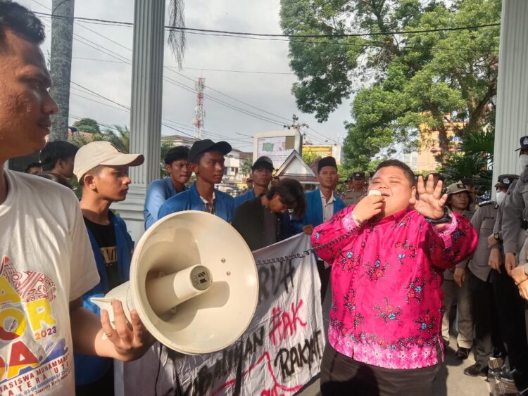 Chotibul Umam Sirait Aktivis Muda yang juga Bendahara PKC PMII Sumatera Utara, saat berunjukrasa di depan Kantor Walikota Pematangsiantar. Foto: Istimewa.