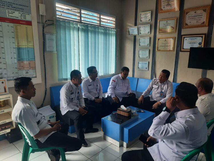 Tim Monev Kanwil Kemenkumham Sumut saat kunjungan ke Rutan Tarutung. Foto: Istimewa.