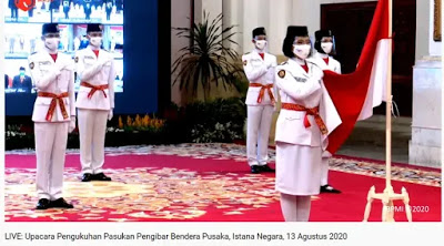 Presiden Joko Widodo (Jokowi) mengukuhkan delapan anggota Paskibraka yang akan bertugas saat HUT ke-75 RI di Istana Merdeka, 17 Agustus 2020.