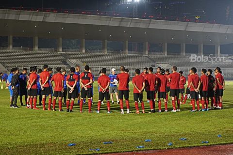 Suasana briefing saat pemusatan latihan timnas Indonesia di Stadion Madya, Kompleks Gelora Bung Karno, Jakarta, Senin (17/2/2020). (BOLASPORT.COM)
