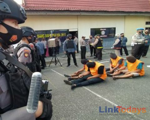 Ditresnarkoba Polda Kalsel Amankan 4 Orang Tersangka Penyeludupan 300 Kg Sabu