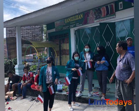 LPBI NU Pematangsiantar, Mahasiswa Unimed dan Warga saat Menggelar Aksi Gotong Royong di Kelurahan Bantan.