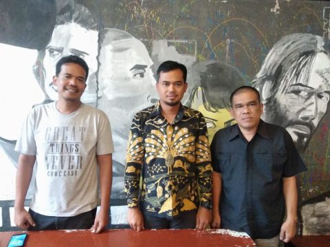 Gusmiyadi Anggota DPRD Sumut, Fraksi Gerindra (Tengah) Bersama Satgas Anti Riba, Kota Pematangsiantar. (Foto: ZFK/Tim)
