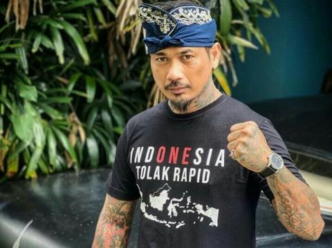 Jerinx SID saat mengenakan baju, Indonesia Tolak Rapid.