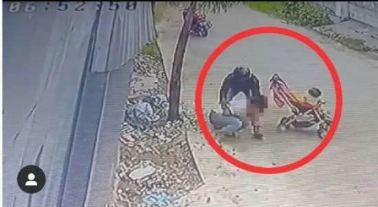 Aksi begal payudara di Padang terekam CCTV, Kamis (13/8/2020).