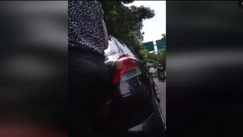 Perempuan minta ganti rugi Rp 5 juta untuk mobilnya yang tergores motor. (Facebook/Yuni Rusmini)