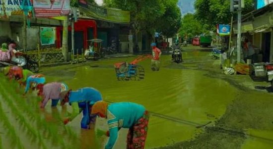 Foto jalan rusak di Rembang ini diedit menjadi sawah hingga kolam renang. Foto: Tangkapan layar foto di medsos
