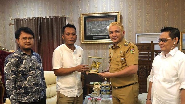 Penampilan Wakil Wali Kota Palu Sigit Purnomo Syamsuddin Said atau Pasha 'Ungu' berseragam PNS-rambut pirang. (Dok Instagram Pasha Ungu)