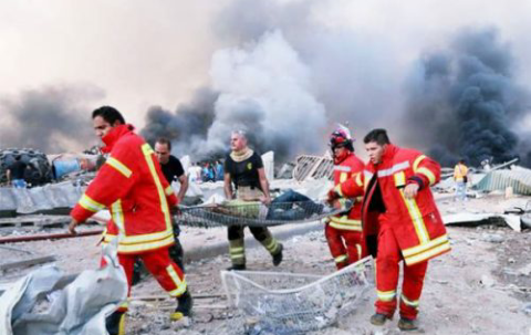 Petugas mengevakuasi korban ledakan di Beirut, Lebanon. Foto: Mohamed Azakir/Reuters