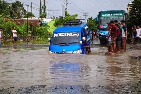 Foto: Kondisi Jalan Rusak Parah di Jalur Penghubung Kota Pematangsiantar - Perdagangan. (Facebook)