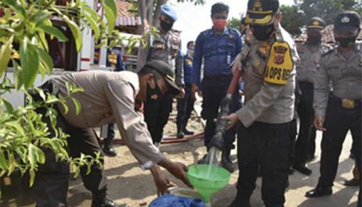Kapolres Bogor Beri Bantuan Air Bersih ke Warga Desa Weninggalih Jonggol yang Kekeringan. (MSC)