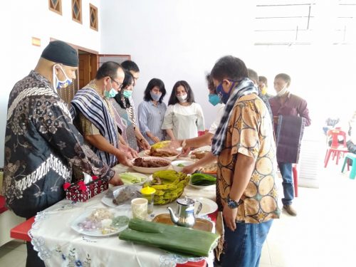 Pomparan Raja Silahi Sabungan Berangkatkan Asner Silalahi dengan doa dan Manurduk (memberi makan secara adat/budaya) Foto:Tim.