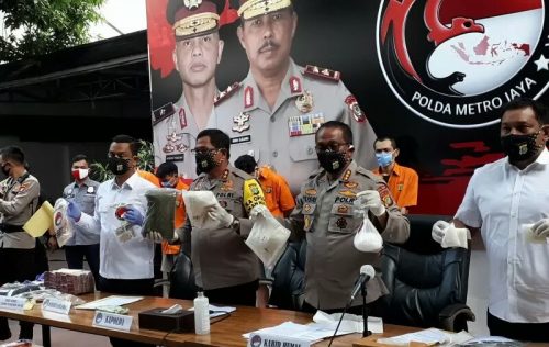 Konferensi Pers Polda Metro Jakarta Pusat usai Tangkap produsen Tembakau Gorila Cair. (Foto: MSC)