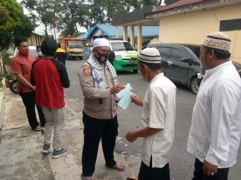 Kapolres Simalungun AKBP Agus Waluyo, S.I.K., saat membagikan masker kepada jama'ah Sholat Juma'at, (04/09/2020) Foto: Hanafi Siregar