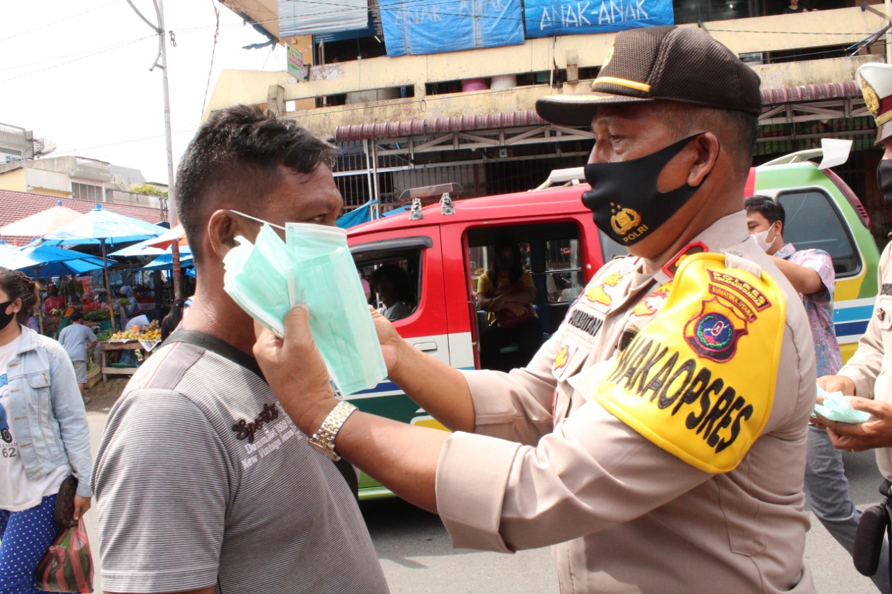 Waka Polres Siantar turut kelokasi Kampanye, dan bagikan Masker Kepada Warga. Foto: Dok. polres Siantar