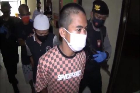 Terduga Pelaku Kompoltan Begal Sadis saat di tangkap Polres Kedari. foto: MSC