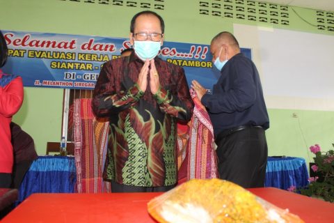 Foto: Penyerahan dekke simudur-udur (budaya Batak), Pemberangkatan Asner Silalahi agar menang dalam Pilkada tahun 2020. Dok. Istimewa
