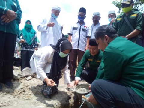 dr Susanti Dewayani saat meletakkan batu Pertaman pada Pembangunan Gedung Dakwah & Pendidikan Syekh M Arsyad Thalid Lubis. Foto. Dok. Istimewa.